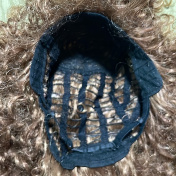 Curly short synthetic wig - Picture 6 of 6